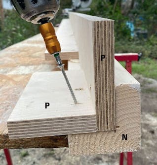 Isoleret anneks: Hjørnelister til isoleret anneks skrues sammen Isoleret anneks: Hjørnelister til isoleret anneks skrues sammen fra den indvendige side